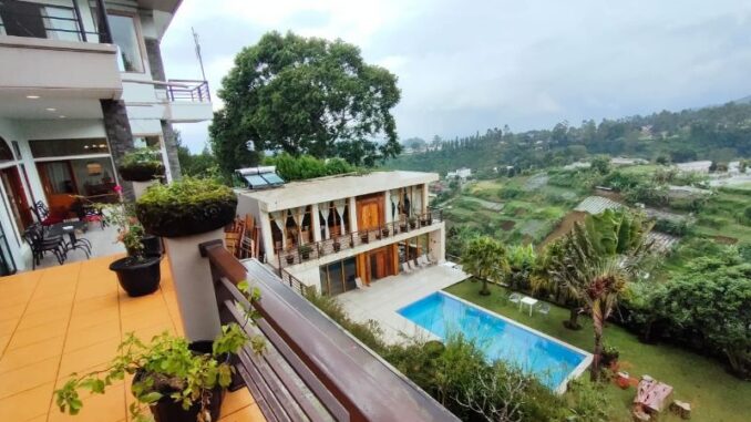 Villa Besar di Lembang Fasilitas Kolam Renang
