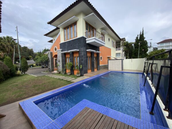 Villa Orange 5 Kamar Private Pool di Lembang